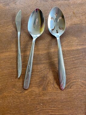 Oneida Silver Tone Serving Spoon and Butter Knife Set